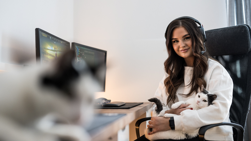 Bus traveller Elvira Boldén with her cat