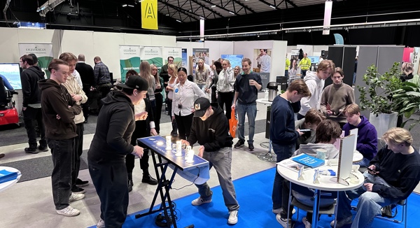 Besökare vid Länstrafikens monter på Noliamässan